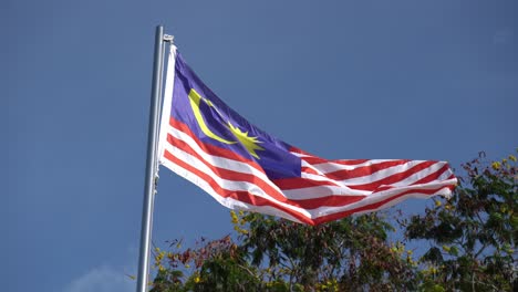 Die-Malaysische-Flagge-Weht-Im-Wind